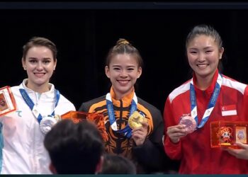 Tan Cheong Min (tengah) meraih pingat emas dalam acara Nanquan-Nandao bersama wakil Uzbekistan, Latisheva Darya (kiri) merangkul perak manakala  atlet Singapura, Kassandra Ong ditempat ketiga pada temasya Sukan Dunia di Chengdu, China, hari ini. - IHSAN FB WFM