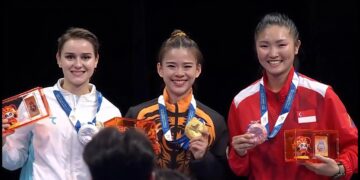 Tan Cheong Min (tengah) meraih pingat emas dalam acara Nanquan-Nandao bersama wakil Uzbekistan, Latisheva Darya (kiri) merangkul perak manakala  atlet Singapura, Kassandra Ong ditempat ketiga pada temasya Sukan Dunia di Chengdu, China, hari ini. - IHSAN FB WFM