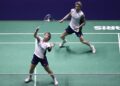 Chen Tang Jie-Toh Ee Wei menewaskan pasangan China Jiang Zhen Bang-Wei Ya Xin pada aksi final Kejohanan Badminton Dunia 2025 di Paris, Perancis, hari ini. - AFP