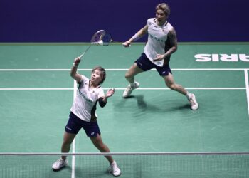 Chen Tang Jie-Toh Ee Wei menewaskan pasangan China Jiang Zhen Bang-Wei Ya Xin pada aksi final Kejohanan Badminton Dunia 2025 di Paris, Perancis, hari ini. - AFP