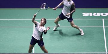 Chen Tang Jie-Toh Ee Wei menewaskan pasangan China Jiang Zhen Bang-Wei Ya Xin pada aksi final Kejohanan Badminton Dunia 2025 di Paris, Perancis, hari ini. - AFP
