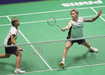 Chen Tang Jie-Toh Ee Wei Ketika bersaing dengan pemain India, Dhruv Kapila-Tanisha Crasto semasa perlawanan beregu campuran pada Kejohanan Badminton Dunia di Adidas Arena, Paris hari ini. - AFP