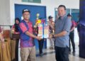 ROSLI Abdullah (kanan) menyampaikan hadiah kepada pemenang pertandingan menembak sempena Program Maritim Malaysia bersama Media di AMSAS di Kuantan, Pahang.