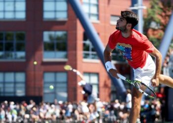 Carlos Alcaraz berlatih di gelanggang nasional Billie Jean King menjelang Kejohanan Terbuka Amerika Syarikat di New York, semalam. - AFP