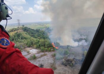 KEADAAN kebakaran belukar di Kampung Tersusun Tebok Panchur, Gunung Semanggol di Bagan Serai. - UTUSAN/IHSAN JBPM PERAK