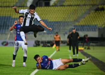 Pemain Terengganu FC (TFC) Ubaidullah Shamsul (tengah) diasak oleh pemain pasukan PDRM FC pada saingan Liga Super Malaysia 2025/2026 di Stadium Sultan Mizan Zainal Abidin, Gong Badak, 14 Ogos lalu. -UTUSAN/PUQTRA HAIRRY
