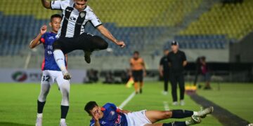 Pemain Terengganu FC (TFC) Ubaidullah Shamsul (tengah) diasak oleh pemain pasukan PDRM FC pada saingan Liga Super Malaysia 2025/2026 di Stadium Sultan Mizan Zainal Abidin, Gong Badak, 14 Ogos lalu. -UTUSAN/PUQTRA HAIRRY