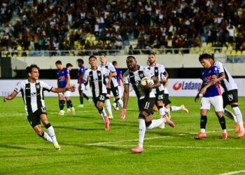 Pemain Terengganu FC (TFC) meraikan jaringan ketika menentang PDRM FC dalam saingan Liga Super di Stadium Sultan Mizan Zainal Abidin, Gong Badak, Kuala Nerus, Terengganu, malam ini. -UTUSAN/PUQTRA HAIRRY