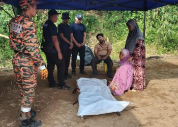 YUSLIZA Jusoh (dua dari kanan) dan Nik Sulaiman Nik Ismail (tiga dari kanan) ketika anak mereka ditemukan lemas di Sungai Kampung Delong, Dungun, Terengganu. -UTUSAN/NIK NUR IZZATUL HAZWANI NIK ADNAN
