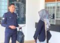 MUHAMMAD Faris Mohd. Yunus (kiri) memperkatakan sesuatu kepada mangsa selepas mendapatkan perintah di Mahkamah Majistret Gua Musang, Kelantan hari ini.