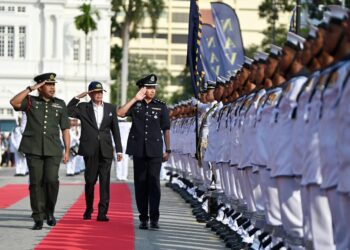 RAMLI Ngah Talib (dua dari kiri) ketika memeriksa barisan ASEAN Navies City Parade di Padang Kota Lama, Pulau Pinang hari ini. - GAMBAR/BULETIN MUTIARA
