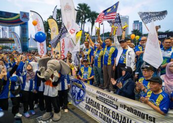 WAN ROSDY Wan Ismail (empat dari kiri) menyempurnakan Program Larian Tok Gajah Edisi 2025 Kuala Lumpur di Jalan Raja Laut, Kuala Lumpur.-UTUSAN/ISKANDAR ISHAK