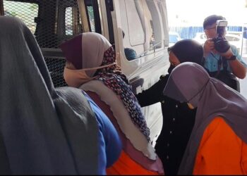 DUA penjawat awam yang direman empat hari oleh Mahkamah Majistret Ipoh hari ini untuk siasatan berhubung dakwaan mengemukakan tuntutan palsu berjumlah RM45,000. - UTUSAN