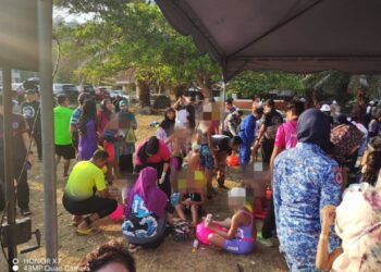 PESERTA renang yang disengat ubur-ubur diberikan rawatan di Pantai Teluk Senangin dekat Lumut hari ini.