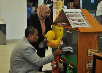 PENGUNJUNG melihat lebih dekat rekaan model perabot berasaskan kecerdasan buatan (AI) hasil ciptaan pelajar tahun akhir Universiti Sultan Zainal Abidin (UniSZA) yang dipamerkan dalam EXCEED25 di Mayang Mall, Kuala Terengganu, baru-baru ini.