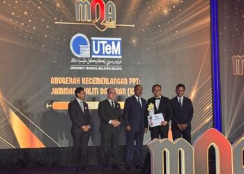 ZAHRILADHA Zakaria yang mewakili Naib Naib Canselor UTeM, Profesor Datuk Ts Dr Massila Kamalrudin menerima hadiah atas kemenangan UTeM bagi Anugerah Kecemerlangan PPT: Jaminan Kualiti Dalaman (IQA) dalam kalangan seluruh universiti dalam negara dan dengan kemenangan ini UTeM membawa pulang piala dan sijil kecemerlangan.