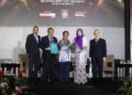 MASSILA Kamalrudin terima anugerah kemenangan UTeM sebagai Universiti Awam Terbaik TVET di Malaysia 2025 di majlis Malaysia Education & TVET Awards (META) 2025, baru-baru ini.