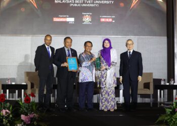 MASSILA Kamalrudin terima anugerah kemenangan UTeM sebagai Universiti Awam Terbaik TVET di Malaysia 2025 di majlis Malaysia Education & TVET Awards (META) 2025, baru-baru ini.