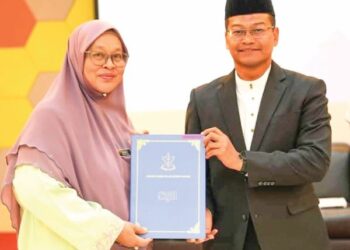 Ahmad Khirrizal Ab. Rahman menyampaikan surat kenaikan pangkat secara khas untuk penyandang kepada Sariah Mohamad Arshad di Pekan baru-baru ini.