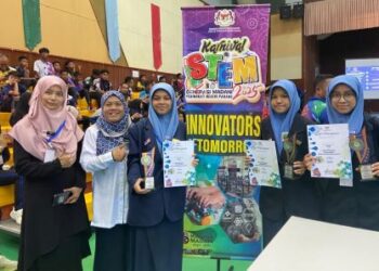 BARISAN penyelidik I-Bracealert yang dicipta oleh tiga pelajar Sekolah Menengah Kebangsaan (SMK) Gudang Rasau bersama pengetua sekolah berkenaan Asmaiani Nan (dua dari kiri)semasa ditemui di  Universiti Malaysia Pahang Al-Sultan Abdullah (UMPSA) Kampus Gambang, Kuantan.
–  UTUSAN/SHAIKH AHMAD RAZIF