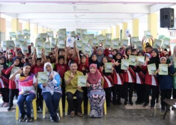MURID SK Batu Melintang dan warga sekolah bergambar bersama penceramah daripada Pejabat Pendidikan Daerah  Kota Bharu dan Dewan Bahasa dan Pustaka (DBP) Wilayah Timur.