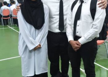 KEMBAR tiga tidak seiras (dari kiri) Aqmar Batrisyia Dayana Shahril, Muhammad Irfan Darwisy Shahril  dan Muhammad Shahir Shahril semasa mendaftar dalam tiga pengajian berbeza di Politeknik Nilai baru-baru ini.