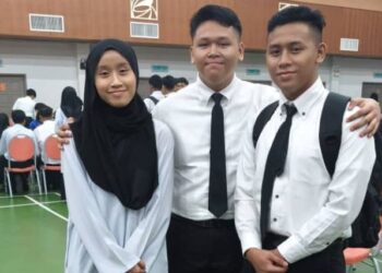 KEMBAR tiga tidak seiras (dari kiri) Aqmar Batrisyia Dayana Shahril, Muhammad Irfan Darwisy Shahril  dan Muhammad Shahir Shahril semasa mendaftar dalam tiga pengajian berbeza di Politeknik Nilai baru-baru ini.