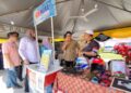 KHAIRUL Azwan Harun melawat gerai pameran selepas merasmikan Karnival Merdeka Sejahtera Madani di Dataran UMNO Kampung Gajah, Pasir Salak hari ini. - UTUSAN