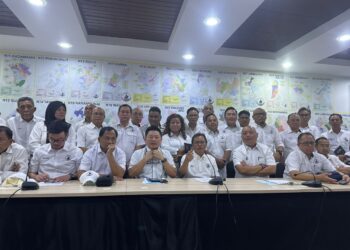 MOHD Shafie Apdal (empat dari kanan) ketika sidang akhbar di pejabat Warisan, di sini hari ini.