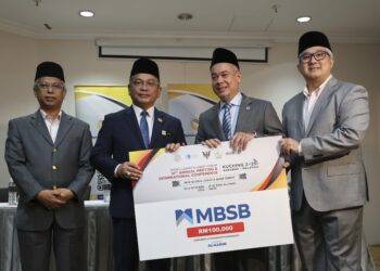 MOHD. Na'im Mokhtar menerima penyerahan cek daripada Pegawai Strategi Kumpulan MBSB, Datuk Azlan Shahrim (dua kanan) diiringi oleh Ketua Pegawai Eksekutif Yayasan Waqaf Malaysia, Dr. Ridzwan Bakar (kiri) dan Setiausaha Eksekutif WZWF, Rizal Kamaruzzaman (kanan) pada Majlis Penyerahan Cek Cura Tajaan dan Sidang Akhbar Penganjuran Mesyuarat Tahunan ke-14 dan Persidangan Antarabangsa World Zakat dan Waqf Forum (WZWF) 2025 di Hotel Seri Pacific di sini hari ini. - UTUSAN/AMIR KHALID