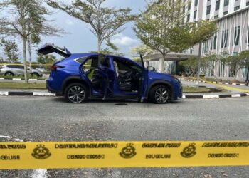 KENDERAAN mewah jenis Lexus dinaiki empat penjenayah yang merempuh mati seorang anggota polis di Taman Golf ditinggalkan di sebuah hotel di Titi Gajah, Alor Setar. - UTUSAN/ SHAHIR NOORDIN