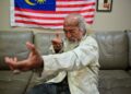 CHE Yak@Embong Ngah menceritakan detik-detik berdepan musuh semasa berkhidmat sebagai Polis Diraja Malaysia ketika ditemui pemberita di Ibu pejabat Polis (IPD) Marang, Terengganu. -UTUSAN/PUQTRA HAIRRY