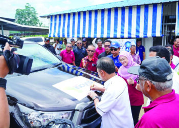 Mohammad Yusof Apdal ketika melancarkan program Jejak Inovasi Sosial Zon Sabah di Kalabakan, semalam.