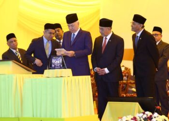SULTAN Nazrin Muizzuddin Shah merasmikan Majlis Sambutan Jubli Perak Universiti Kuala Lumpur Royal College of Medicine Perak (Kolej Diraja) di Ipoh, semalam. Turut hadir, Ahmad Zahid Hamidi,  Zambry Abdul Kadir (tiga, kiri) dan Saarani Mohamad (kiri). – UTUSAN/MUHAMAD NAZREEN SYAH MUSTHAFA