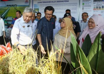 AHMAD Zahid Hamidi pada Majlis Pengisytiharan Keuntungan Boleh Agih Interim 1/2025 Projek-projek Peserta Felcra Berhad di Pusat Benih Padi Felcra Plantation Sdn Bhd di Pasir Salak hari ini. - UTUSAN/MUHAMAD NAZREEN SYAH MUSTHAFA