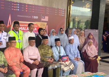 AHMAD Zahid Hamidi (duduk, empat dari kanan) sewaktu sesi sidang media bersempena Program Malaysia #QuranHour 2025, di Masjid Negara, di sini hari ini. - UTUSAN/HANAFI ZULKEFLI