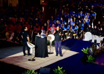 ZAMBRY Abd. Kadir bercakap pada program In Person With DocZam Sempena Semarak Kampus Madani di Universiti Sultan Zainal Abidin (UniSZA, Kuala Nerus, Terengganu malam ini. - UTUSAN/PUQTRA HAIRRY