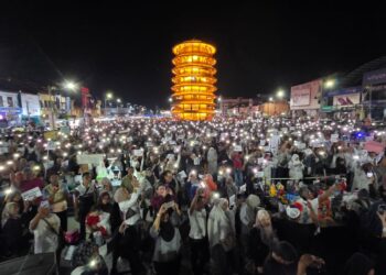 PESERTA himpunan solidariti buat Allahyarham Zara Qairina Mahathir di Dataran Menara Condong di Teluk Intan semalam. - UTUSAN/AIN SAFRE BIDIN