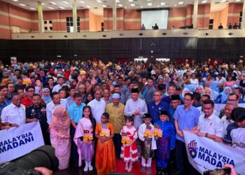 ANWAR Ibrahim (barisan kedua tengah) bersama hadirin sempena Rancakkan Madani Kelantan di Dewan Utama Kampus Kesihatan Universiti Sains Malaysia di Kubang Kerian Kota Bharu, Kelantan  hari ini. - UTUSAN / ROSLIZA MOHAMED