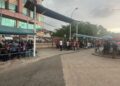ORANG ramai turut menunggu proses bedah siasat ke atas jenazah Allahyarham Zara Qairina di Hospital Queen Elizabeth, Kota Kinabalu, Sabah.-UTUSAN/ALLEN MAJAWAN