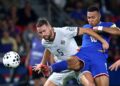 KYLIAN Mbappe (kanan) meledak gol pertama Perancis ketika berdpan Iceland, semalam.- AFP