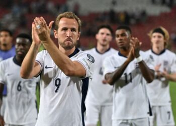 HARRY Kane meledak gol pertama ketika England membelasah Serbia 5-0 dalam aksi kelayakan Piala Dunia 2026, semalam.-AFP
