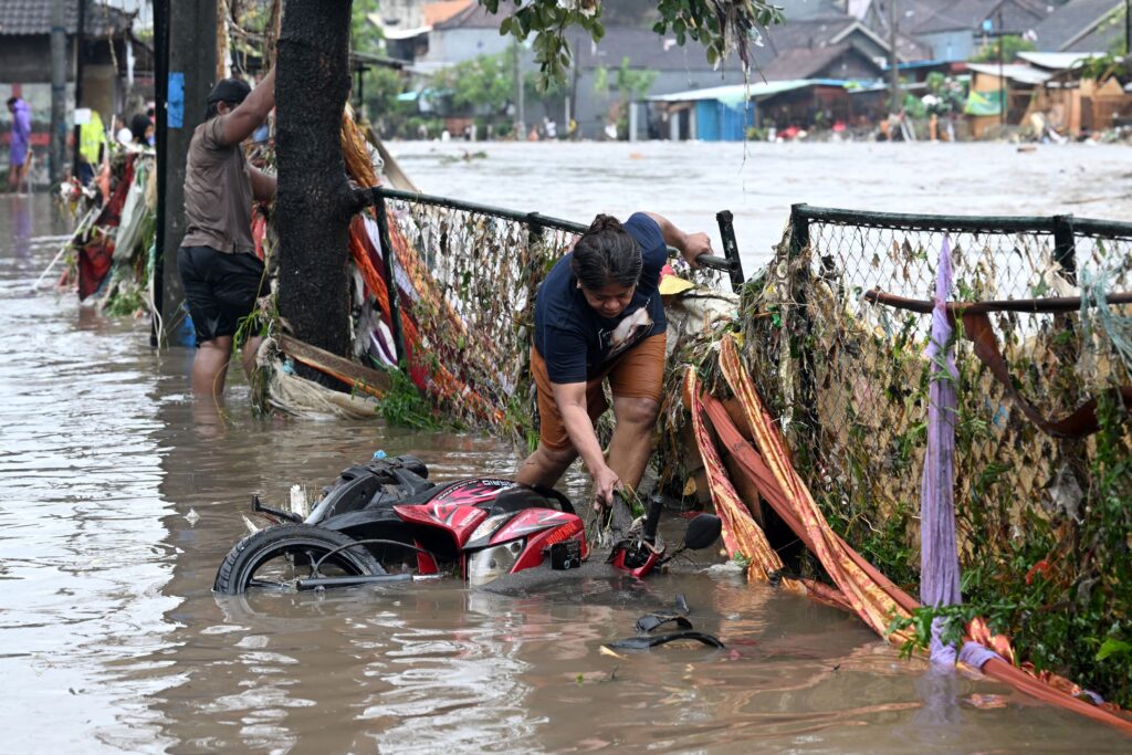 Jumlah korban banjir Bali, Flores meningkat 1 000 73YC7BZ
