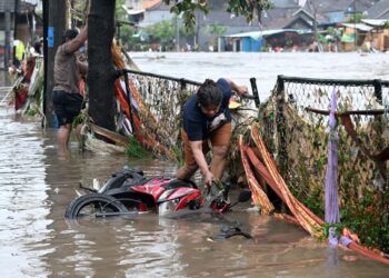 HUJAN lebat sejak lewat Selasa mencetuskan banjir di lima daerah di Bali serta ibu kota wilayah Denpasar, memaksa hampir 200 penduduk dipindahkan. - AFP