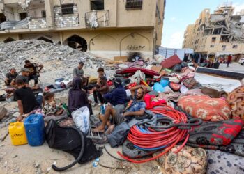 Sebahagian besar penduduk Palestin kini tinggal di luar kediaman mereka yang musnah dibedil tentera Israel. - AFP