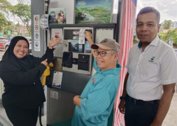 LILIS Saslinda Pornomo (kiri) melihat orang ramai mengisi minyak di sebuah stesen minyak di Jalan Yahya Awal, Johor Bahru, Johor hari ini.-UTUSAN/BAAZLAN IBRAHIM.