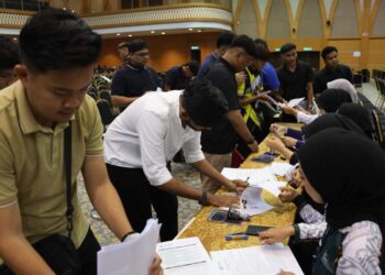 SEBAHAGIAN Pelajar baharu UTHM yang mendaftarkan diri di kampus induk universiti itu di Batu Pahat, Johor, baru-baru ini.