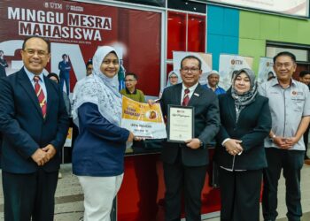 MOHD. Shafry Mohd. Rahim (tiga kanan) menyampaikan sijil penghargaan kepada salah seorang pengusaha kafe yang terlihat dalam inisiatif Menu Siswa Rahmah sempena Minggu Mesra Mahasiswa (3M) sesi 2025/2026 di UTM, Johor Bahru, Johor.
