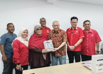 ABDUL Rahim Tamby Chik (tiga dari kanan) menyerahkan peti aduan Bara kepada Ahli Parlimen Masjid Tanah, Datuk Mas Ermieyati Samsudin (tiga dari kiri) pada majlis perasmian Bara di Peringgit, Melaka. - UTUSAN/MUHAMMAD SHAHIZAM TAZALI