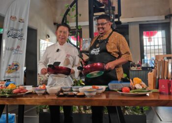 MARTIN Yan bersama Ab. Rauf Yusoh menjalankan rakaman dokumentari pelancongan masakan di sebuah hotel di Jalan Tun Tan Cheng Lock, Melaka, semalam. - UTUSAN/AMRAN ALI